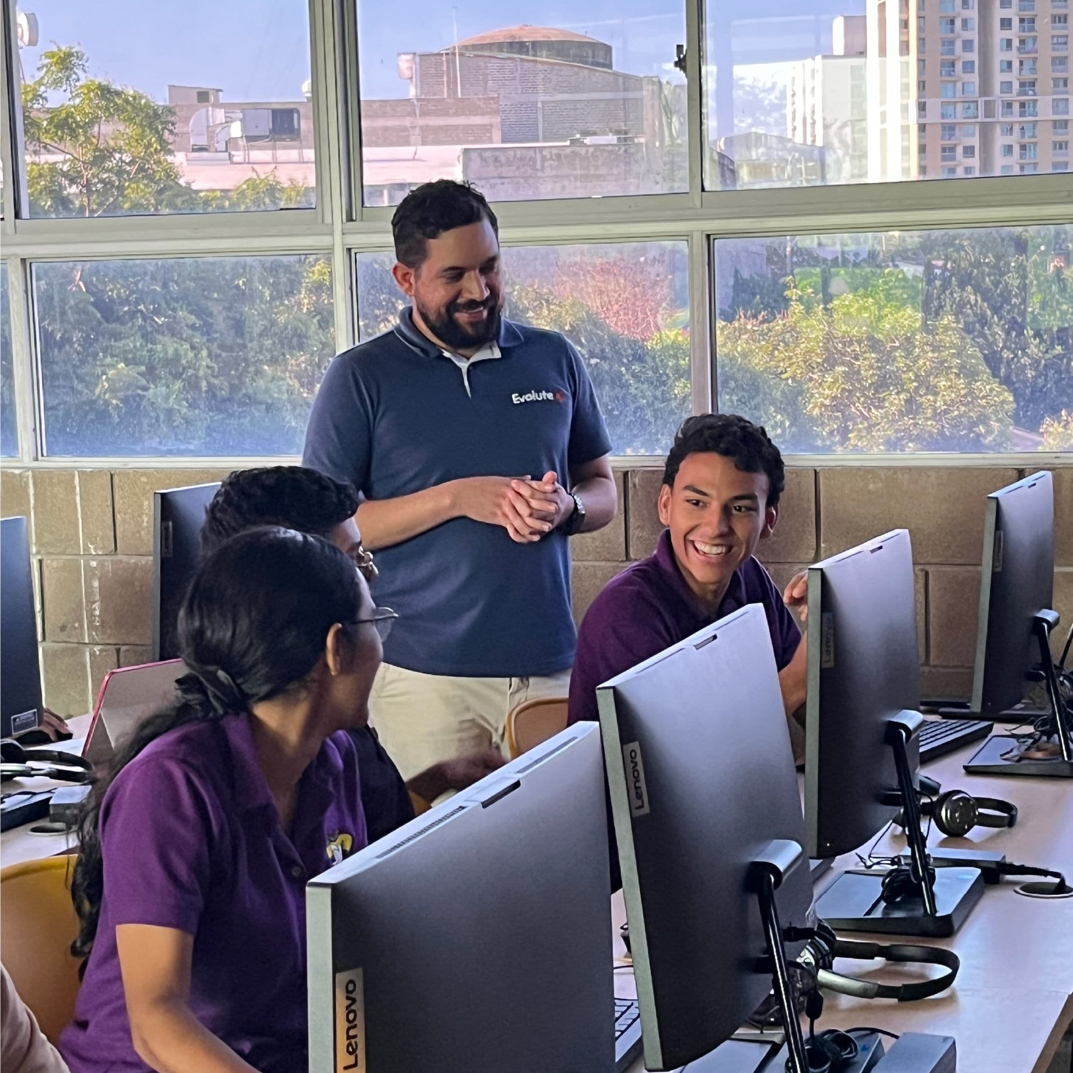 Humboldt School Students Build the New Institutional Website in a Hackathon Led by EvolutecC